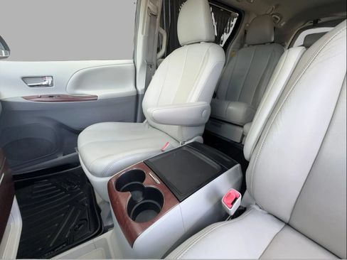 Used 2014 Toyota Sienna XLE FWD image 28