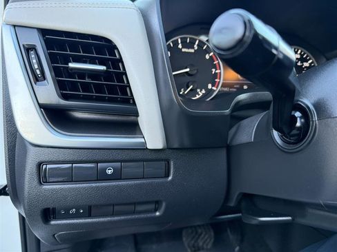 Used 2023 Nissan Rogue SV image 31