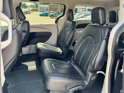 Used 2021 Chrysler Pacifica Touring-L FWD image 10