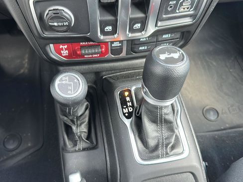 Used 2025 Jeep Wrangler Sport AWD/4WD image 19