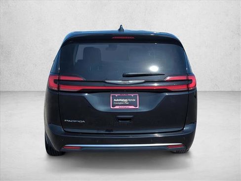 Used 2023 Chrysler Pacifica Touring-L FWD image 7