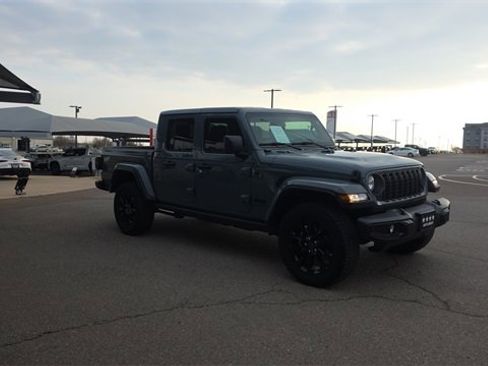 Used 2024 Jeep Gladiator Sport image 4