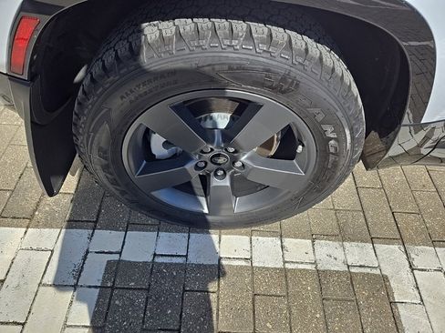 Certified 2024 Land Rover Defender 90 X-Dynamic SE image 13