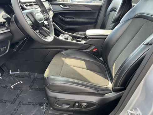 Used 2023 Jeep Grand Cherokee Altitude AWD/4WD image 19