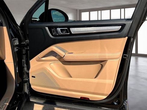 Used 2023 Porsche Cayenne Platinum Edition image 19