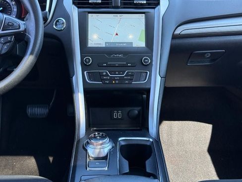 Used 2020 Ford Fusion SE FWD image 15
