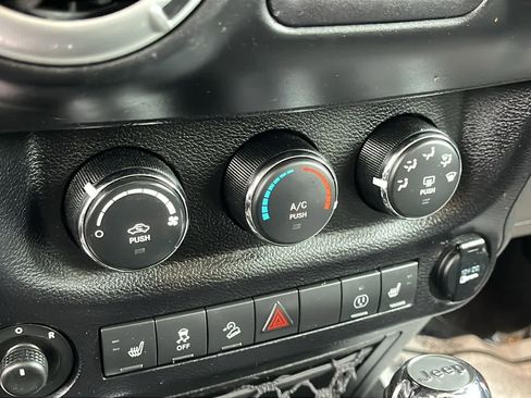 Used 2015 Jeep Wrangler Freedom Edition image 19