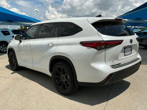 Used 2022 Toyota Highlander L FWD image 4