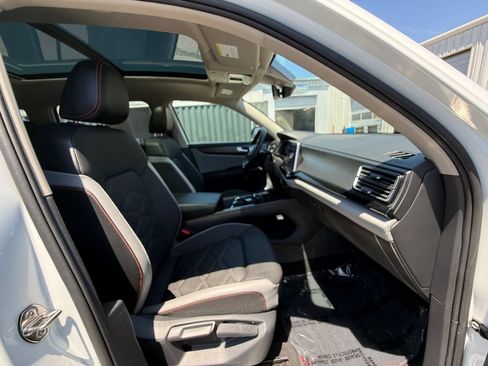 Used 2025 Volkswagen Atlas Peak Edition SE AWD/4WD image 26