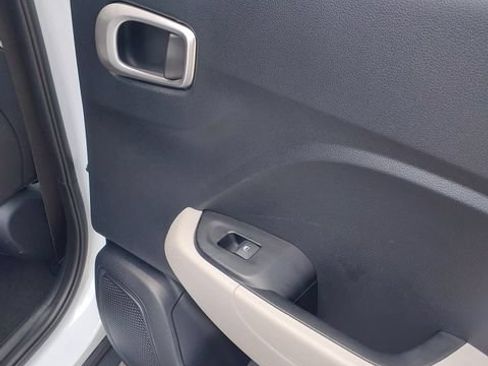 Certified 2025 Hyundai Venue SEL FWD image 22
