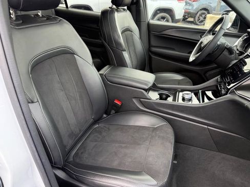 Used 2024 Jeep Grand Cherokee L Altitude AWD/4WD image 4