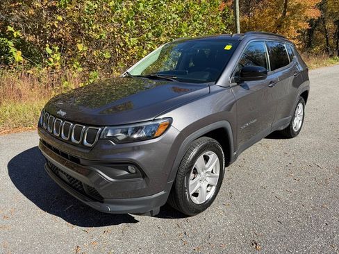 Used 2022 Jeep Compass Latitude image 2