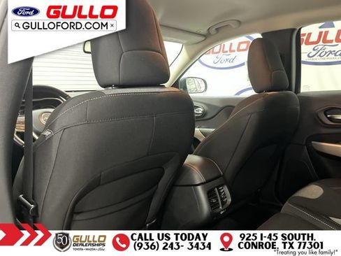 Used 2018 Jeep Cherokee Latitude w/ Altitude Package FWD image 15