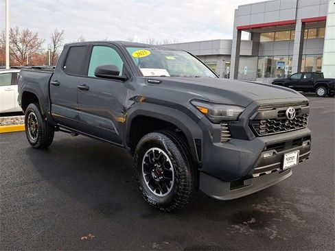Certified 2025 Toyota Tacoma TRD Off-Road image 2