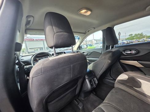 Used 2017 Jeep Cherokee Sport image 13