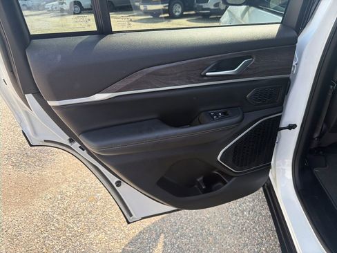 Used 2023 Jeep Grand Cherokee 4WD 4xe image 17