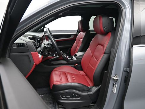 Used 2024 Porsche Cayenne image 23