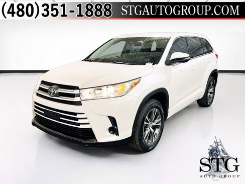Used 2017 Toyota Highlander LE FWD image 1
