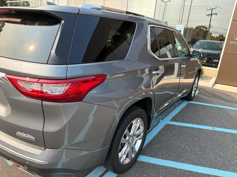Used 2021 Chevrolet Traverse High Country AWD/4WD image 3