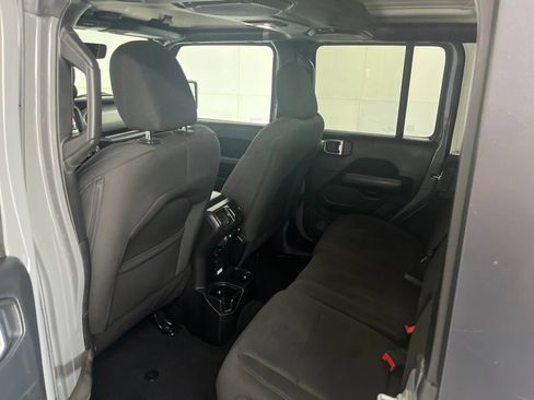 Used 2018 Jeep Wrangler Unlimited Sahara AWD/4WD image 24