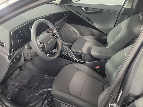 Used 2025 Kia Niro LX image 18