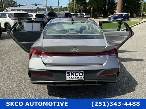 Used 2025 Hyundai Elantra SE FWD image 32
