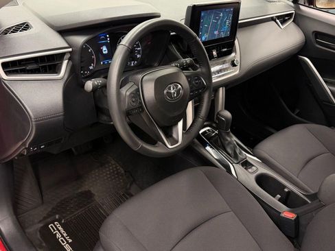 Used 2024 Toyota Corolla Cross LE w/ Moonroof Package image 3