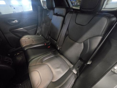 Used 2019 Jeep Cherokee Limited w/ Luxury Group image 9