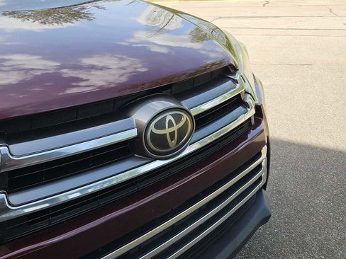 Used 2018 Toyota Highlander Limited FWD image 12