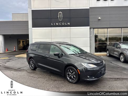 Used 2020 Chrysler Pacifica Touring-L Plus FWD image 1
