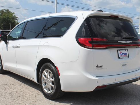 Used 2024 Chrysler Pacifica Touring-L FWD image 7