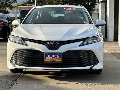 Used 2019 Toyota Camry LE image 9