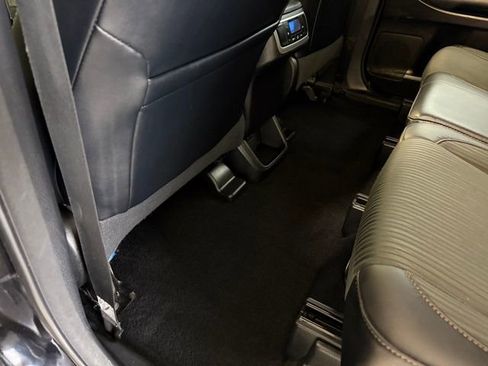 Used 2018 Toyota Highlander Plus w/ Carpet Mat Package (TMS) image 29