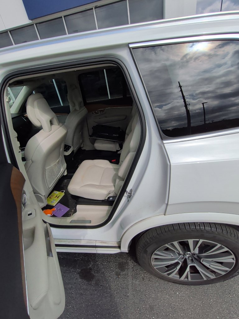 Used 2021 Volvo XC90 T6 Momentum w/ Climate Package AWD/4WD image 4