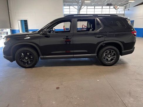 Used 2025 Honda Pilot TrailSport image 6