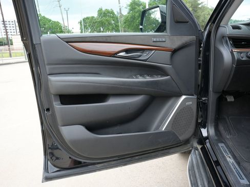 Used 2020 Cadillac Escalade ESV Luxury AWD/4WD image 16