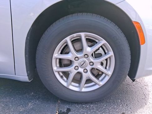 Used 2024 Chrysler Pacifica Touring-L image 8