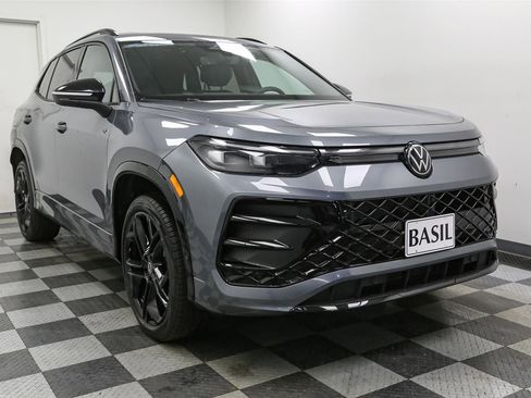 New 2026 Volkswagen Tiguan SE R-Line image 2