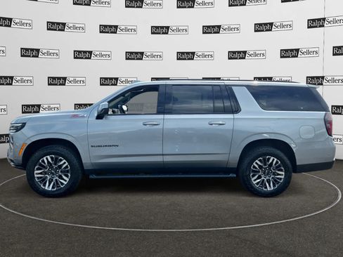 Used 2025 Chevrolet Suburban Z71 AWD/4WD image 3