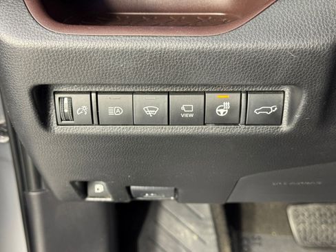 Used 2019 Toyota RAV4 Limited image 18