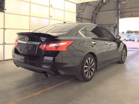 Used 2016 Nissan Altima 2.5 SL w/ 2.5 Technology Package FWD image 4