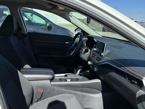Used 2025 Nissan Altima 2.5 SV FWD image 12