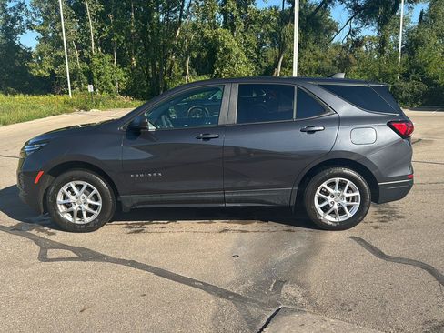 Used 2022 Chevrolet Equinox LS w/ LS Convenience Package AWD/4WD image 2