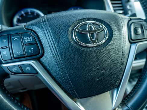 Used 2016 Toyota Highlander XLE AWD/4WD image 32