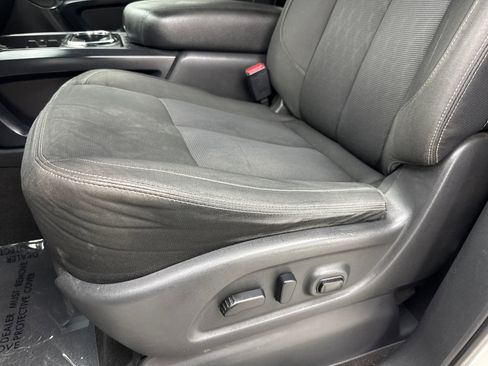 Used 2018 Nissan Titan SV w/ SV Convenience Package RWD image 34