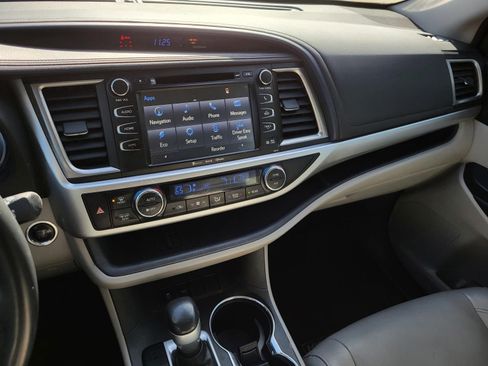 Used 2017 Toyota Highlander XLE image 3