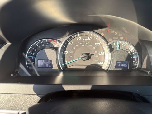 Used 2014 Toyota Camry SE w/ Moonroof Package FWD image 12