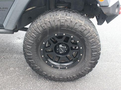 Used 2016 Jeep Wrangler Unlimited Rubicon w/ Connectivity Group AWD/4WD image 34