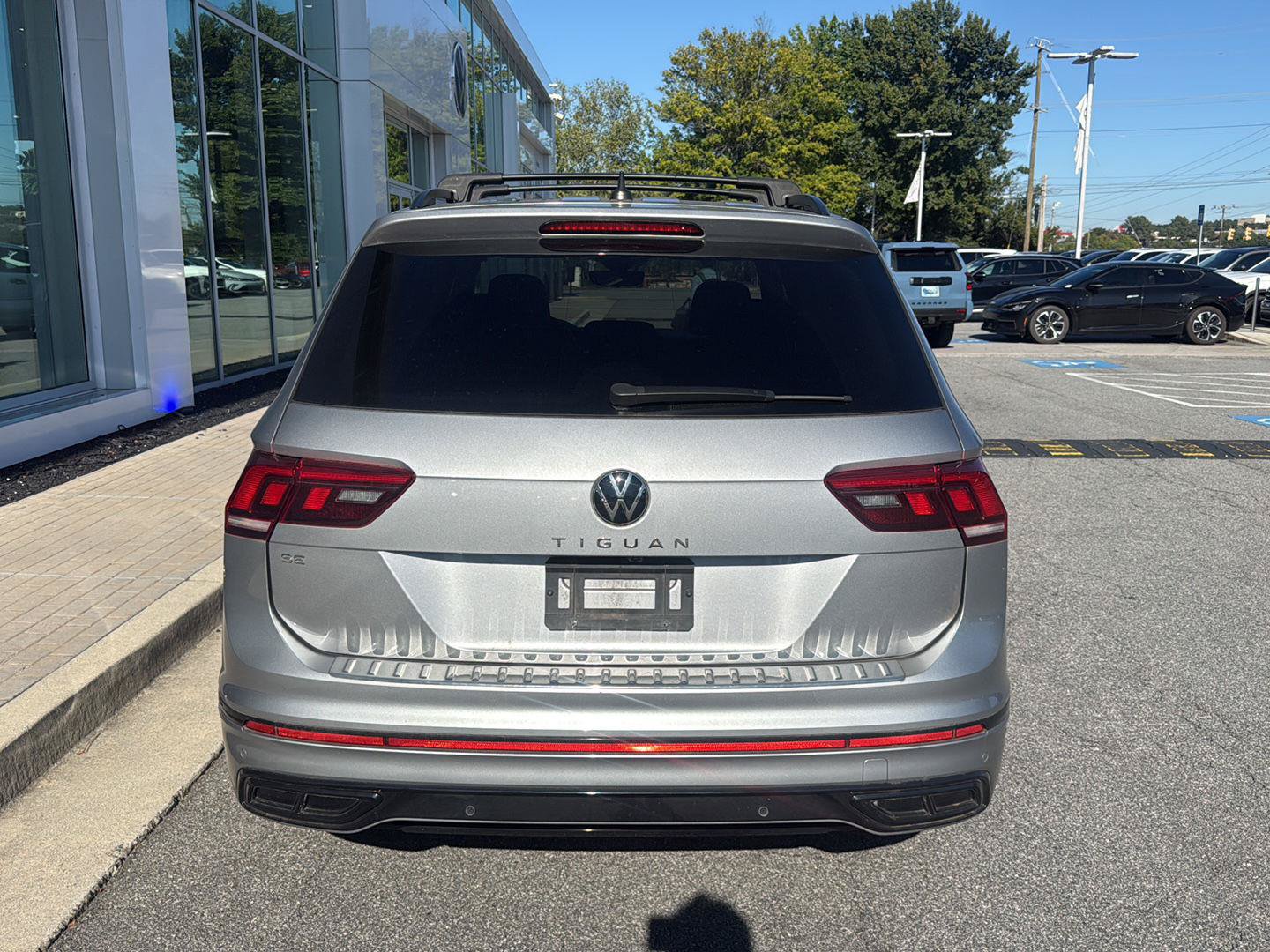 Used 2023 Volkswagen Tiguan SE R-Line FWD image 6