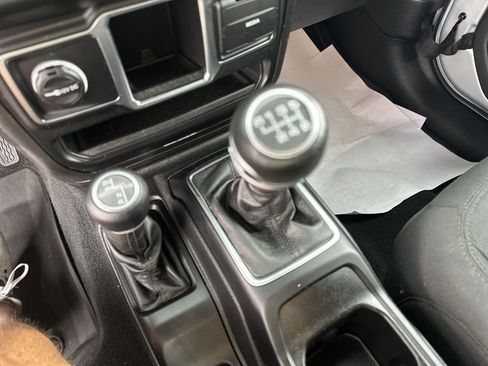 Used 2022 Jeep Gladiator Sport AWD/4WD image 5